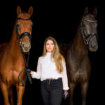 Frau mit 2 Pferden vor schwarzem Hintergrund