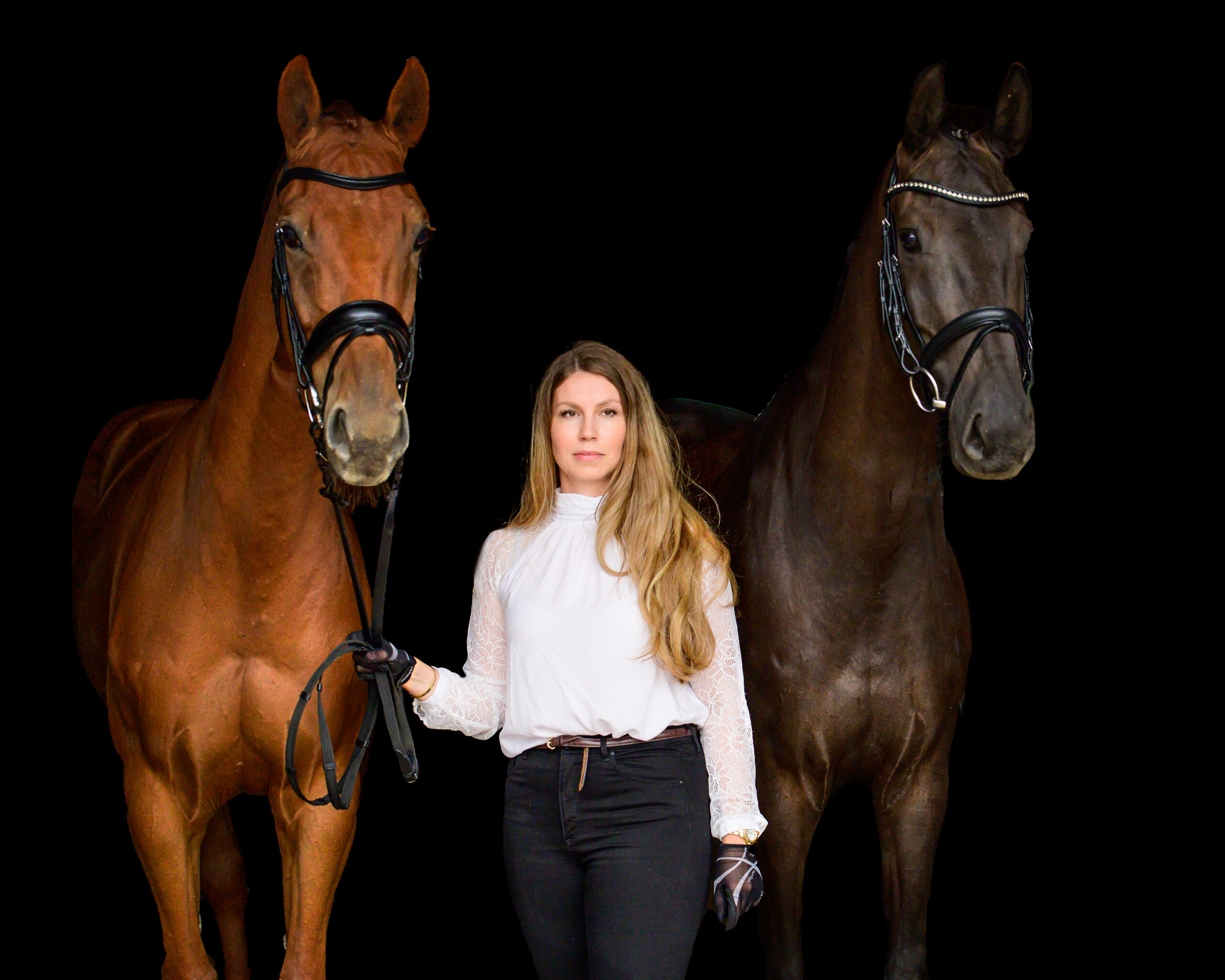 Frau mit 2 Pferden vor schwarzem Hintergrund
